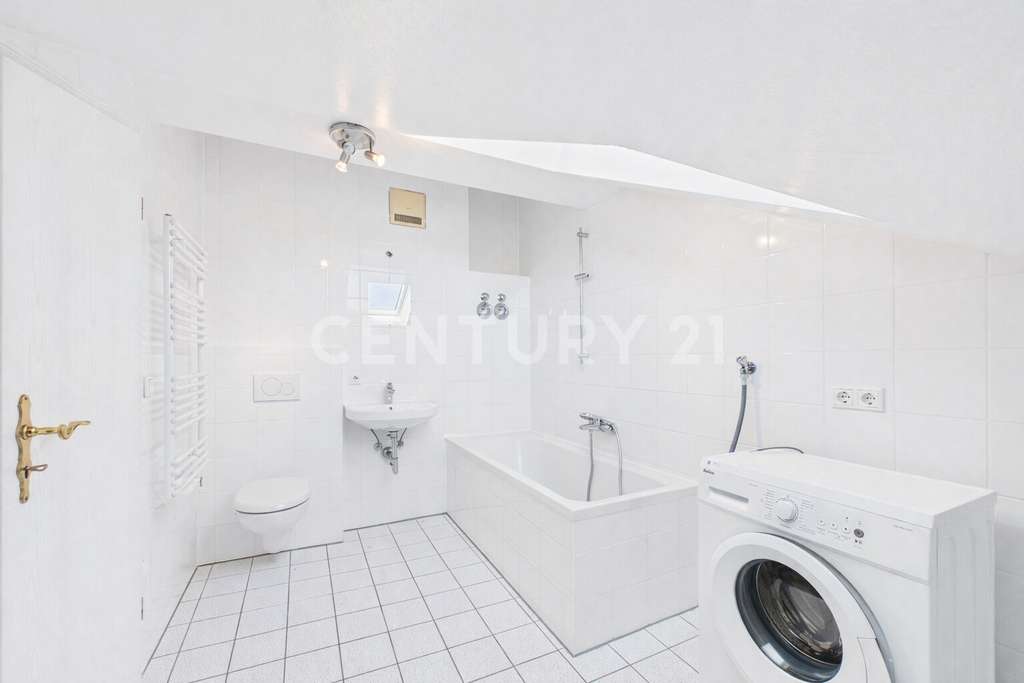 Immobilie in Altenmarkt an der Alz - Helle 3-Zimmer-Dachgeschosswohnung mit Balkon - Bild 2