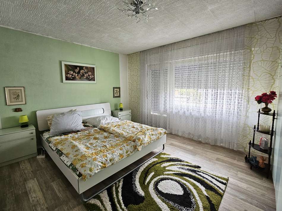 Schlafzimmer 1