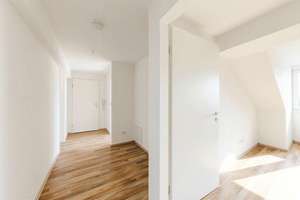 Attraktive Dachgeschosswohnung mit viel Tageslicht in Krefeld Benrad-Nord – Die vollständige Adresse der Immobilie erhältst du vom Anbieter., 47803 Benrad-Nord, Krefeld – Vorschaubild 2