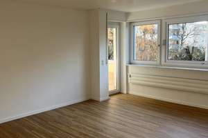 Genießen Sie großzügiges Wohnen: 4-ZKBB Wohnung mit möblierter Wohnküche, zwei Balkonen und Stp.