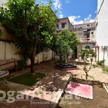 GROSSE VILLA MIT TERRASSE UND GRILL ZUM RENOVIEREN