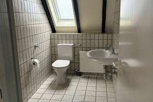 Teilmodernisierte 3-Zimmer-Maisonette-Dachgeschoßwohnung mit Balkon in Köln-Buchheim – Die vollständige Adresse der Immobilie erhältst du vom Anbieter., 51065 Buchheim, Köln – Vorschaubild 5