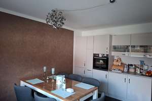 Clever geschnittene Maisonette-Wohnung mit Balkon und kleinem Gartenstück
