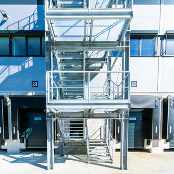 24/7 Betrieb möglich | Lager- und Produktionshalle mit viel Freifläche | ideale Lage