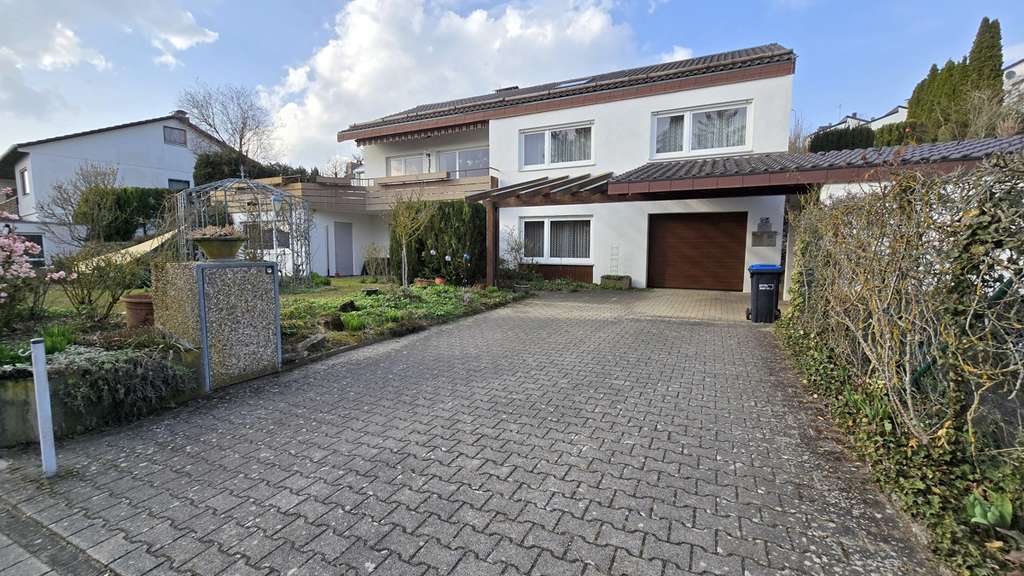 Immobilie in Heimsheim - Großes Einfamilienhaus mit Einliegerwohnung, Wintergarten, Garten u. 3 Garagen sucht neue Eigentümer - Bild 1