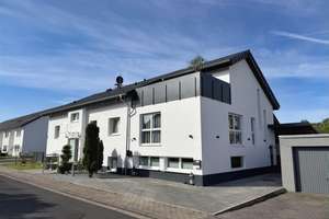 Modernisiertes 5-Parteienhaus mit Neubau-Doppelhaushälfte in ruhiger Lage – Die vollständige Adresse der Immobilie erhältst du vom Anbieter., 63594 Hasselroth – Vorschaubild 1