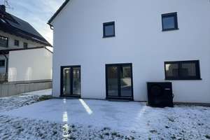 Letztes von 3 Reihenhäusern! Sichern Sie sich Ihr Traumhaus
Ankommen - Wohlfühlen - Zuhause sein - – Die vollständige Adresse der Immobilie erhältst du vom Anbieter., 82291 Mammendorf – Vorschaubild 3