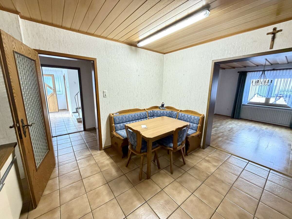 Immobilie in Regensburg - Renovierungsbedürftiges Zweifamilienhaus mit flexiblen Nutzungsmöglichkeiten in ruhiger Traumlage! - Bild 9