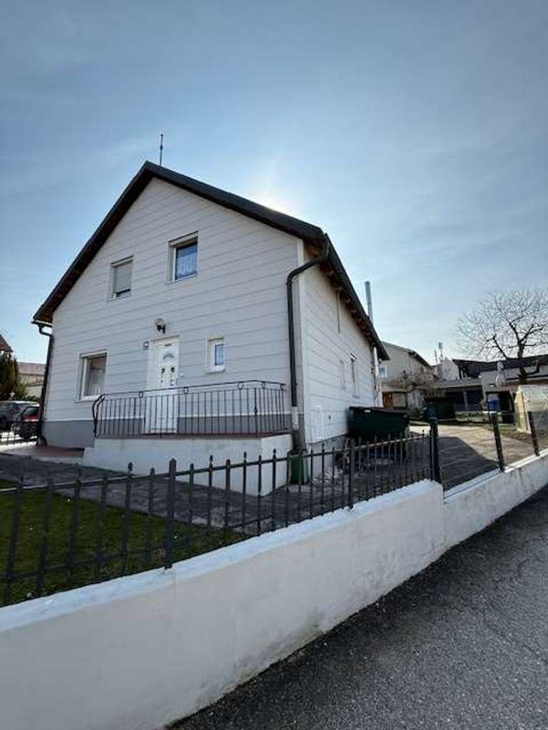 Immobilie in Schöllnach - Freistehendes Einfamilienhaus mit Garten, Garage & Wohlfühlambiente - Bild 4