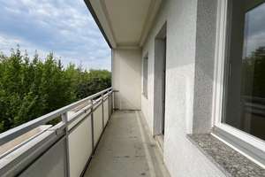 Wir sanieren für Sie: 4-Zimmerwohnung im 1.Obergeschoß mit Balkon und Aufzug! – Senftenberger Str. 4, 1239 Prohlis-Süd, Dresden – Vorschaubild 3
