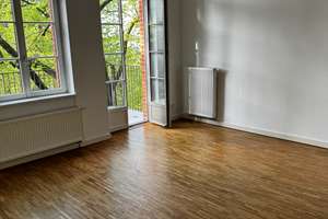 Stilvolle Altbauwohnung im Denkmal mit Balkon, Einbauküche und  Fahrstuhl