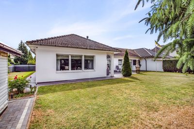 Exklusiver Bungalow mit Einliegerwohnung, Doppelgarage und großem Grundstück in Oyten