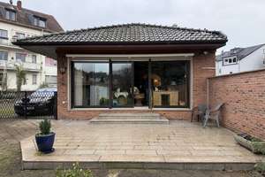 Zentrales Bungalow mit Terrasse, Garten + 2 Garagen in Bochum-Wattenscheid