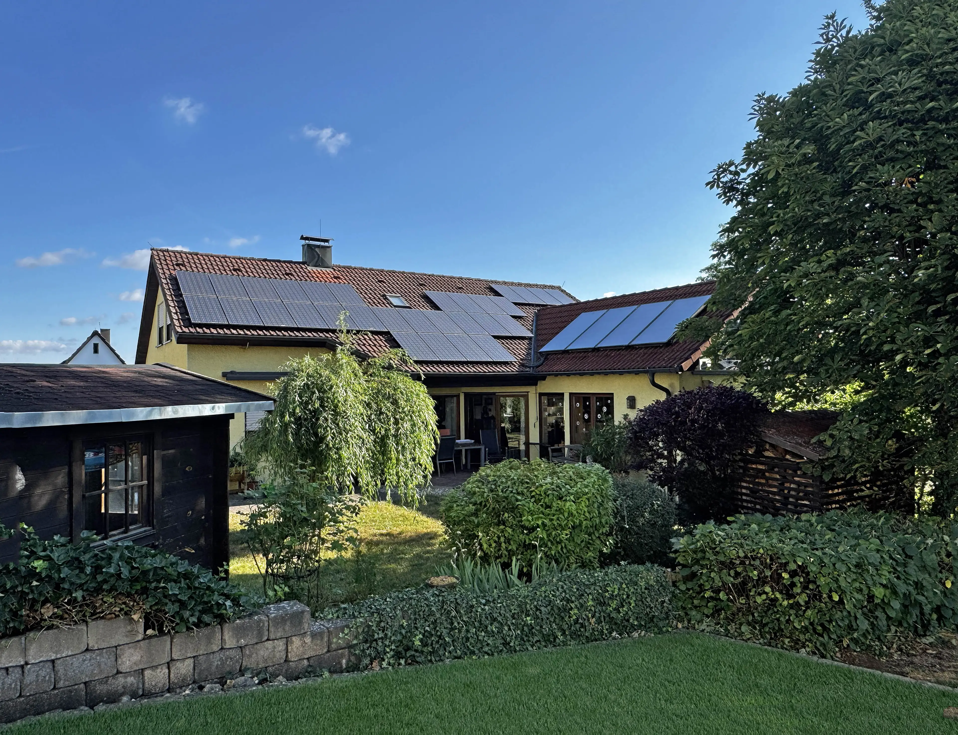 Großzügiges Einfamilienhaus mit Gewerbeeinheit (Praxis)