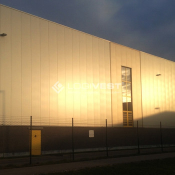 Moderne Lagerhalle im Gewerbegebiet