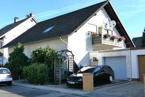 Gepflegtes 2-Familienhaus in ruhiger Seitenstraße von Hochheim-Massenheim, Garage, 2 PKW-Plätze – Die vollständige Adresse der Immobilie erhältst du vom Anbieter., 65239 Hochheim am Main – Vorschaubild 2
