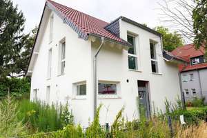 Neubau mit 7 Zimmern und großem Garten