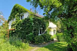 Attraktives Wohnhaus mit Einliegerwohnung in idyllischer, grüner Lage.