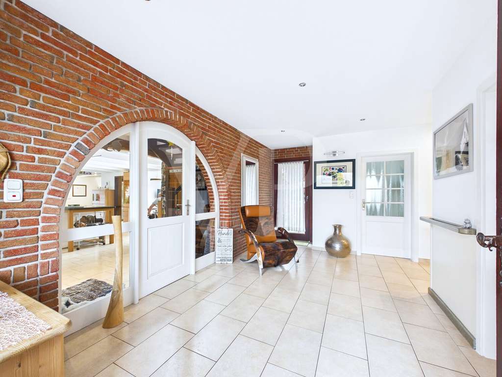 Immobilie in Wiesmoor - Großes Anwesen mit zwei Wohneinheiten in idyllischer, ruhiger Kanallage in Wiesmoor - Bild 1