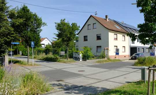 Eckgrundstück in bester Lage in Neureut - gegenüber Parkanlage, 2 Parteien-Haus mit Traum-Garten