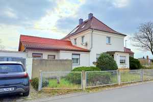 Höll Immobilien: Verkauft schöne Doppelhaushälfte mit gepflegtem Garten in Bitterfeld/Wolfen – Brehnaer Straße 81, 6749 Anhalt-Bitterfeld (Kreis) – Vorschaubild 2