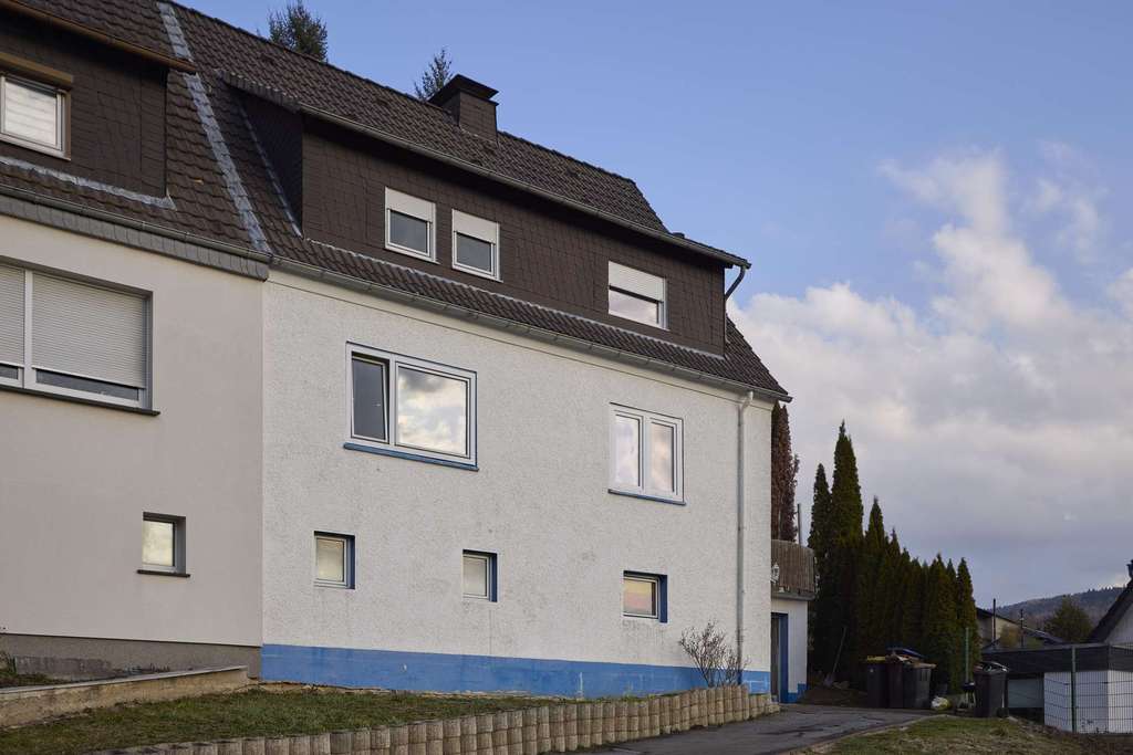 Immobilie in Meschede - Modernisieren & profitieren: Zweifamilienhaus mit Entwicklungspotenzial - Bild 2