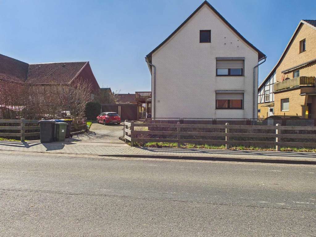 Immobilie in Lamspringe - Handwerkerobjekt mit drei Garagen und Balkon – mit Raum für neue Ideen - Bild 1