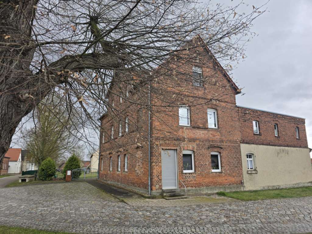 Immobilie in Bitterfeld-Wolfen - Großes Wohnhaus mit viel Potenzial! - Bild 1