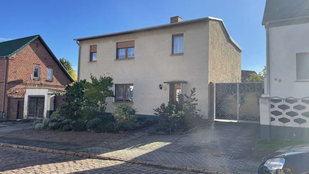 Immobilie in Könnern - Teilsaniertes Haus in angenehmer Lage
 - Bild 1