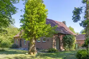 Großzügiges Landhaus mit viel Gartenland im Grünen am Segeberger Forst - ehemalige Dorfschule – Segeberg (Kreis) – Vorschaubild 1