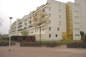 Traumhaft schön -  2Raum mit Balkon + herrlichem Pool – Putbuser Weg 14, 1109 Klotzsche (Stadtteil), Dresden – Vorschaubild 3