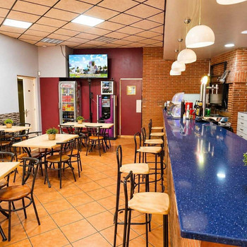 Bar Restaurant im laufenden Betrieb, inklusive Wohnung