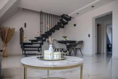 Voll möblierte, kernsanierte 5-Zimmer-Maisonette mit 2 Bädern, Balkon & Garage