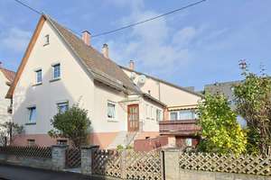 Zweifamilienhaus mit Charakter – Ihr vielseitiges Investment im Speckgürtel Stuttgarts – Die vollständige Adresse der Immobilie erhältst du vom Anbieter., 71272 Renningen – Vorschaubild 1