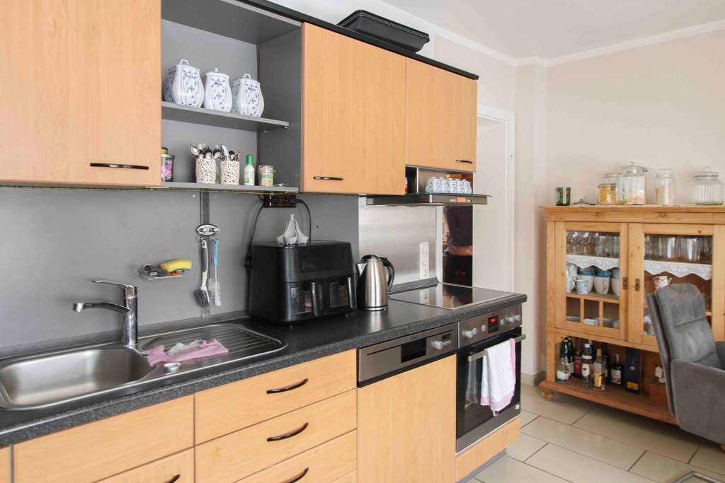 Immobilie in Obernkirchen - Jetzt zugreifen: Gepflegtes Einfamilienhaus mit Einliegerwohnung, Garten und 3 Stellplätzen - Bild 3