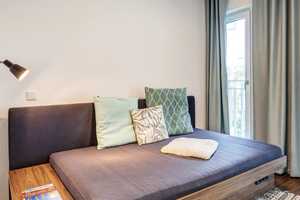 Stilvoll möbliertes, geräumiges 1-Zimmer-Apartment mit EBK und Balkon in Schwabing, München – Leopoldstr. 204, 80804 München – Vorschaubild 3