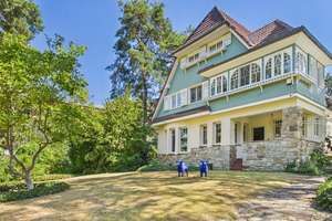 Repräsentatives und außergewöhnliches Familienanwesen auf traumhaftem Grundstück im Waldvillengebiet