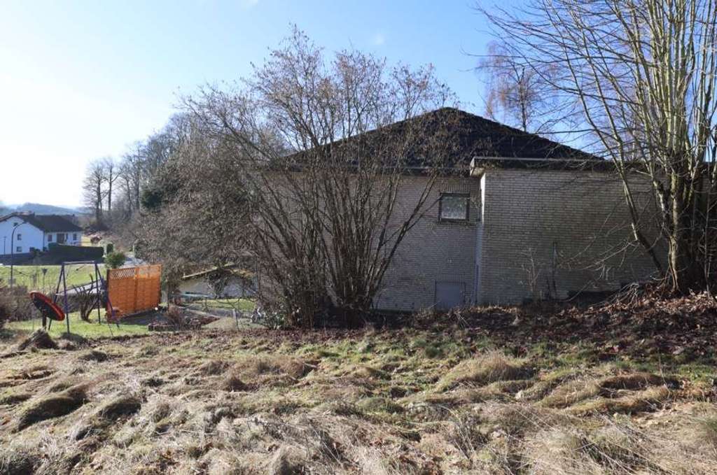 Immobilie in Hillesheim - Freistehendes, geräumiges Einfamilienhaus mit ELW, Garten und 3 Garagen, Hillesheim (42) - Bild 4