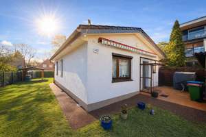 Gepflegter kleiner Bungalow mit großem Grundstück, PV-Anlage & moderner Heizung