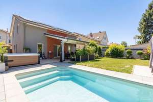 Einfamilienhaus mit Garten und Pool