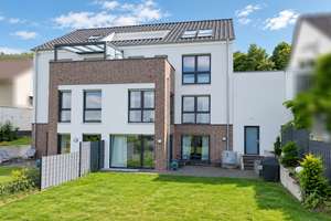Haus-im-Haus-Gefühl KFW 55: Moderne Garten-Maisonette über zwei Ebenen
