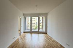 Lichtdurchflutete 2-Raum-Wohnung mit Einbauküche und Balkon - zentral gelegen