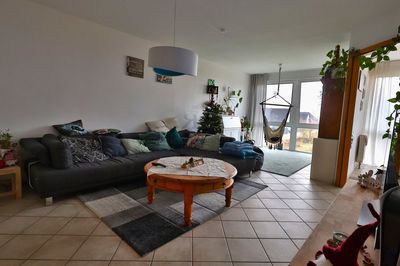 Schöne, helle und gut aufgeteilte 4,5 Zimmerwohnung mit 2 Badezimmer und Garage.