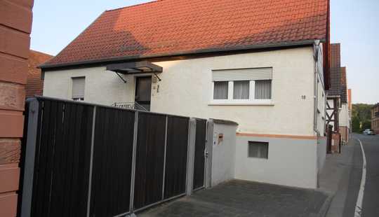 Bild von Einfamilienhaus auf großem Grundstück