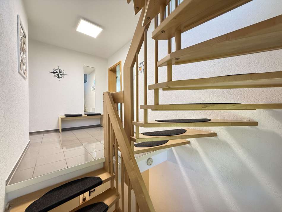 Holztreppe freitragend ins DG 