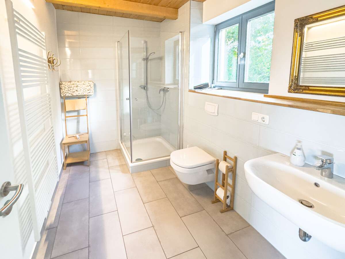 Immobilie in Groß Mohrdorf - Stilvoll & hochwertig saniertes Landhaus mit Wasserblick nähe Stralsund // 2WE // 317m² // PV-Anlage - Bild 24