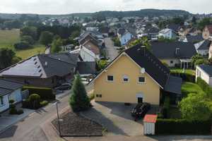 Haus/Wohnung mit EBK (Nähe Flughafen Hahn); Kamin + Wärmepumpe; Terrasse , Rasen, Energieausw.A – Doktor-Wilhelm-Schüler-Ring 1, 55491 Rhein-Hunsrück-Kreis – Vorschaubild 1
