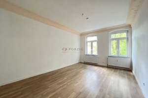 Großzügig, hell, grün – 2-Zimmer-Wohnung mit Balkon und Einbauküche