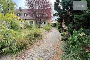 Bezaubernde Doppelhaushälfte aus den 1930er- Jahren mit großem Grundstück und Garage in Weilimdorf