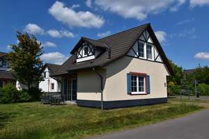 Freistehendes 4-Personen-Ferienhaus mit neuer Küche und 2 Bädern im Ferienresort Cochem (3553) – Am Kellerborn 1-610, 56814 Ediger-Eller – Vorschaubild 1